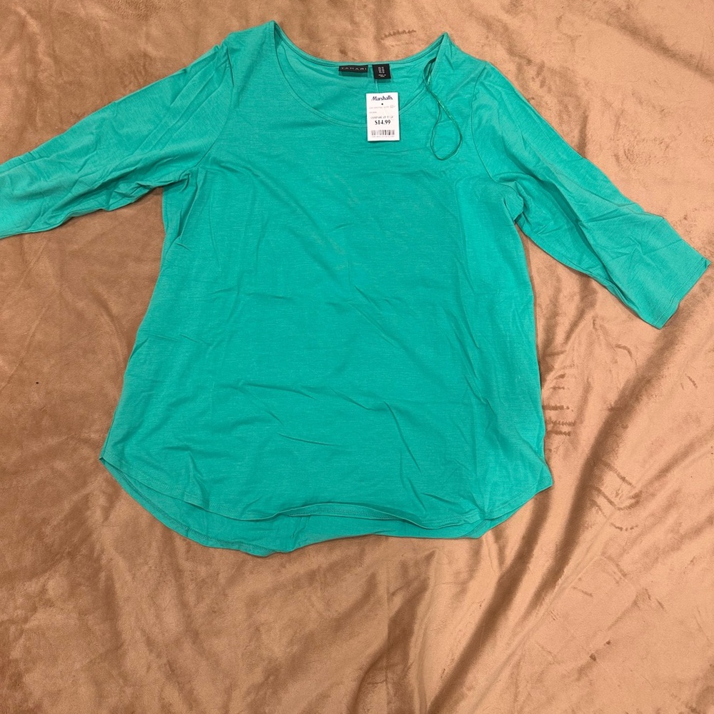 Tahari tee